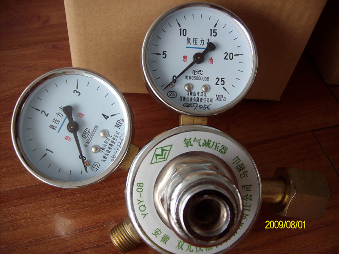 Oxygen pressure reducer