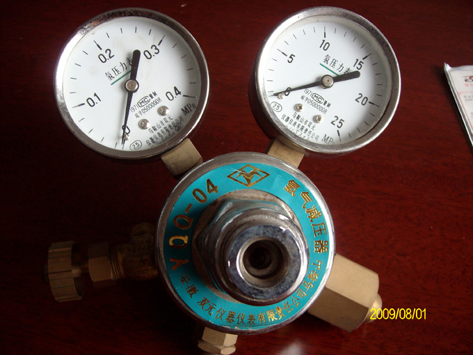 Oxygen pressure reducer