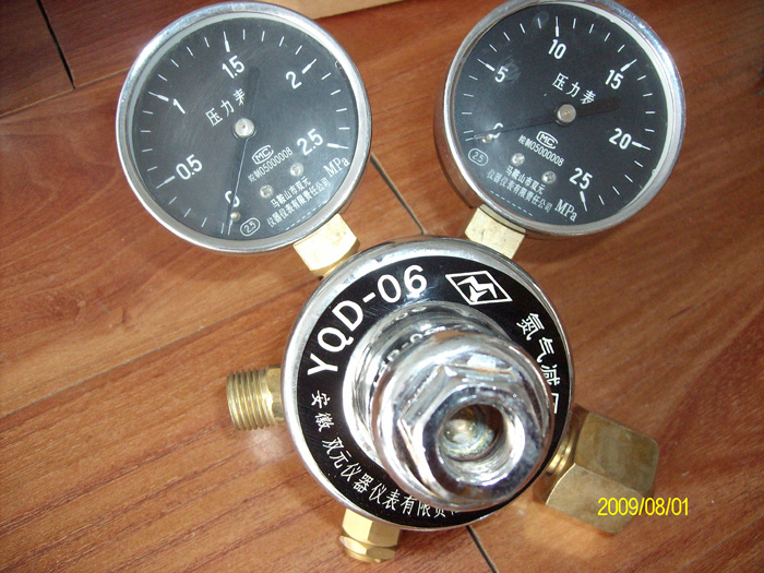 Oxygen pressure reducer